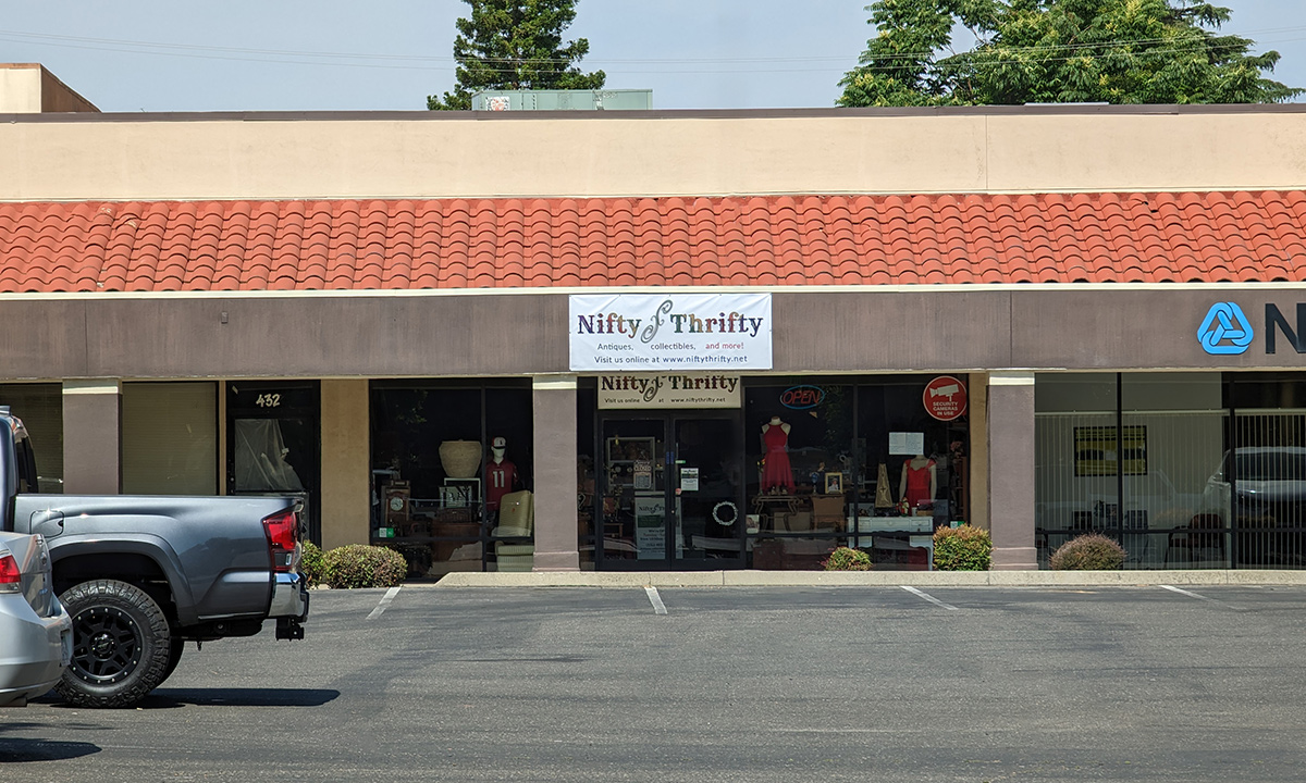 Nifty Thrifty storefront in the shopping ccenter.